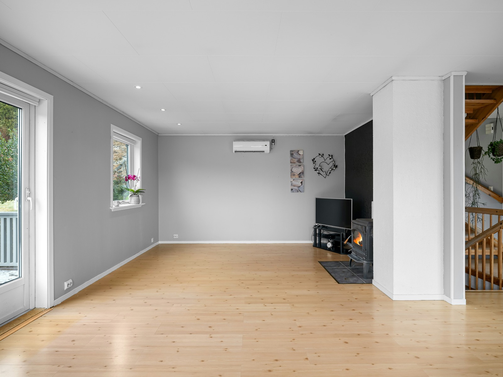 TV and fireplace placed in the corner of a large living room